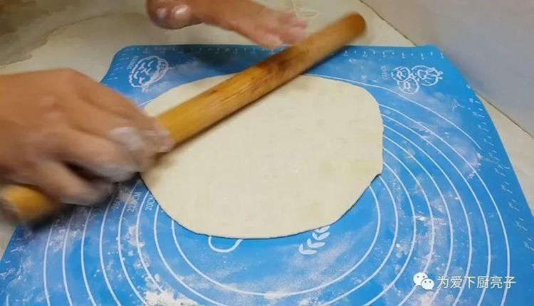  学会|烙饼这么做太香了，开水一烫，张张柔软又劲道，学会天天不起早