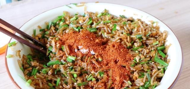  翠绿|韭菜素包子，还是这做法最好吃，韭菜翠绿不变色，松软鲜嫩超解馋