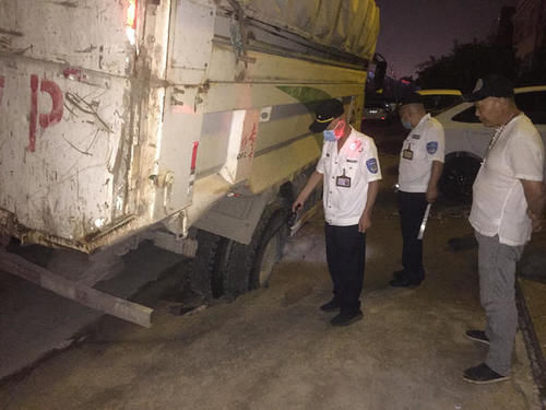  车轮|雨夜路面塌陷， 一货车到小区送货车轮被“咬”