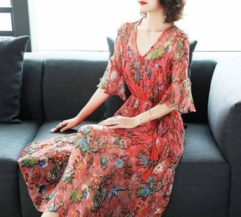  连衣裙|夏季里女人都喜欢穿这样轻薄飘逸的连衣裙，清爽时尚显柔美气息