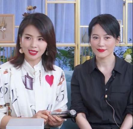  俞飞鸿|俞飞鸿可能气质真比刘涛好，但毕竟还是大几岁，脖颈纹很明显呀！