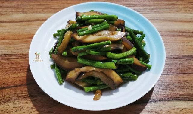 两样食材|夏天,这2样素菜一起炒,每次一盘不够吃,营养又消暑,比吃肉强