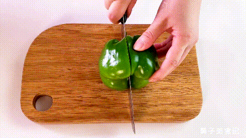 辣椒|炒鱿鱼如何做的脆爽开胃？注意焯水切花刀爆炒这三点，全家都爱吃