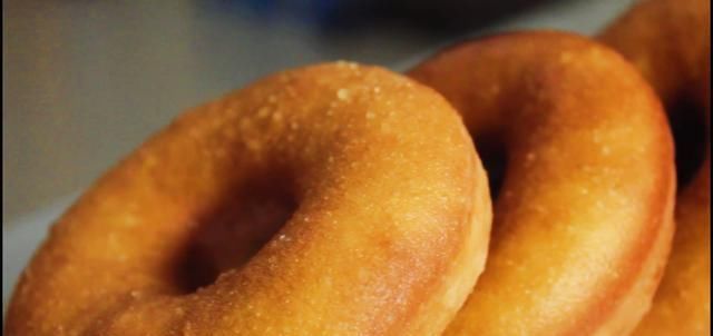 酵母|纯手工制作甜甜圈教程,外焦里嫩颜色金黄,再也不用为早餐发愁了