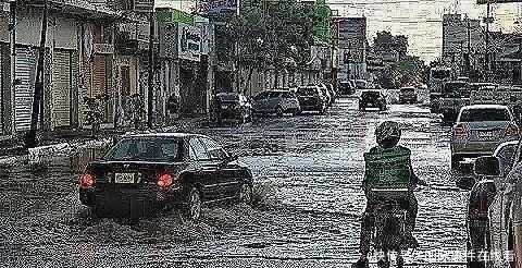 水泥块|40多位居民联合抓住持枪劫匪后，竟用木棒和水泥块将他活活砸死