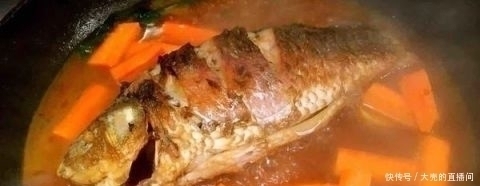 鱼刺|鱼刺卡在喉咙里,喝醋也不行,教你1招,鱼刺自己跑出来,快收藏