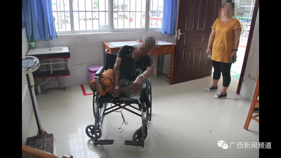 碾压|残疾人过公路惨遭车碾压,众人合力抬车救人的样子真暖心!