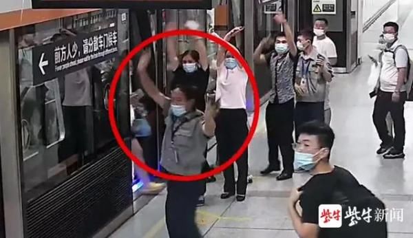  小糖|生死一线！8岁女孩手指被夹！保安、乘客齐挥手让地铁停车3分钟