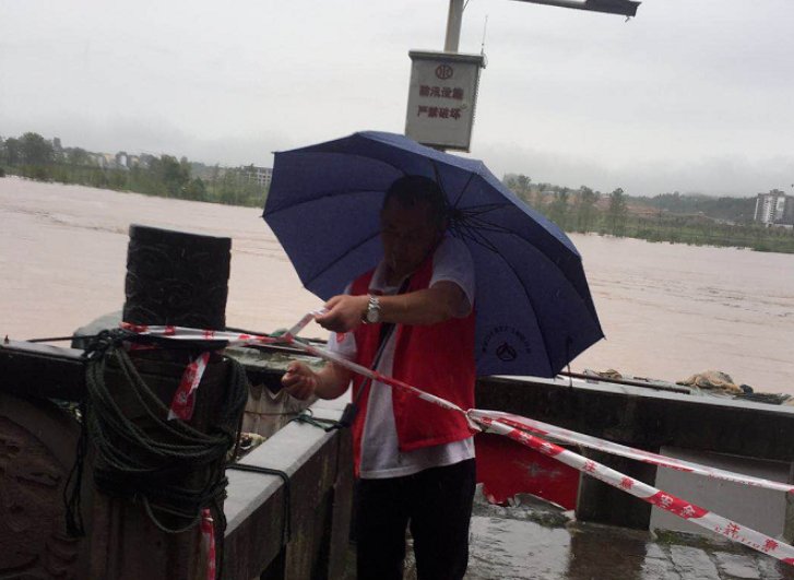 群众偷拍|睡在长椅上的社区副书记！