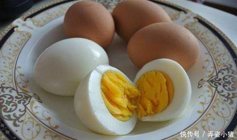 营养|煮鸡蛋,别只会用清水,加点它,蛋壳一碰就掉,吃起来嫩又营养高