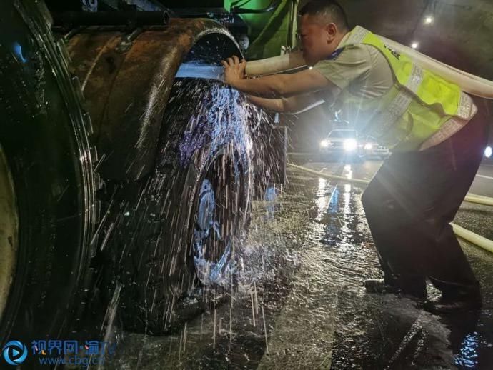 快速|高速路上车辆自燃 执法人员快速处置
