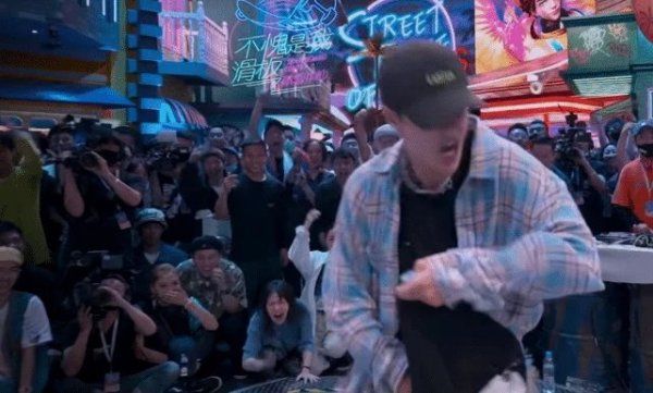 态度|王一博现场跳狂派舞, 张艺兴态度友善, 女舞者跪地尖叫