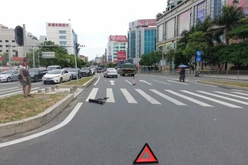  厚街交警|女子骑电动滑板车驶入机动车道被撞，幸亏有这条“绿道”……