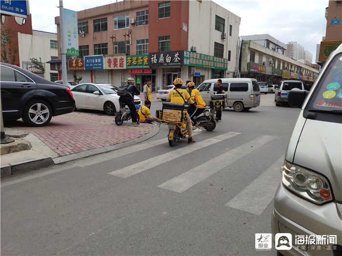 大街|东营区广胜大街外卖骑手与轿车相撞