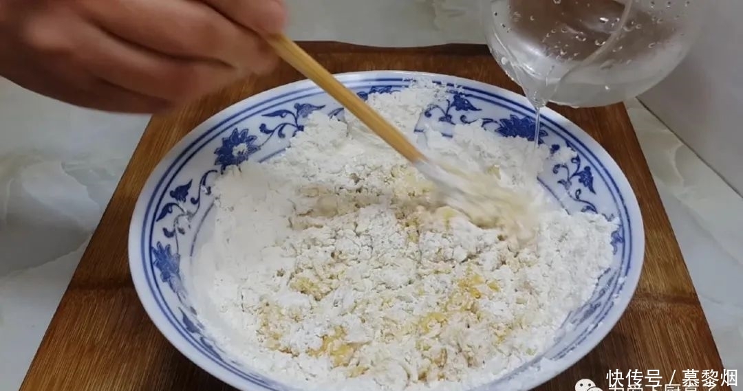 发面|家常小油条的做法,不发面不烫面,个个焦脆又香甜,真的太好吃了