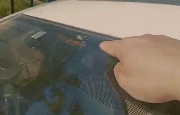  高空|高空落下一个砂锅盖，楼下三辆车不同程度受损，其中一辆挡风玻璃被砸个大窟窿