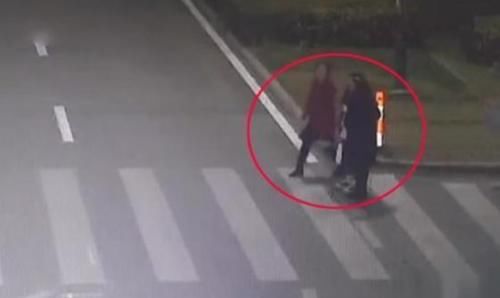 主动|车主开车主动礼让行人，不料遭3女子戏耍，真是太过分了