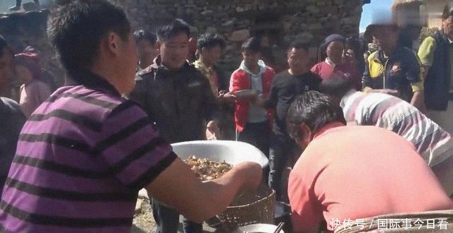 米饭|尼泊尔农村大型酒席,场面壮观,只吃一个菜咖喱羊肉配米饭
