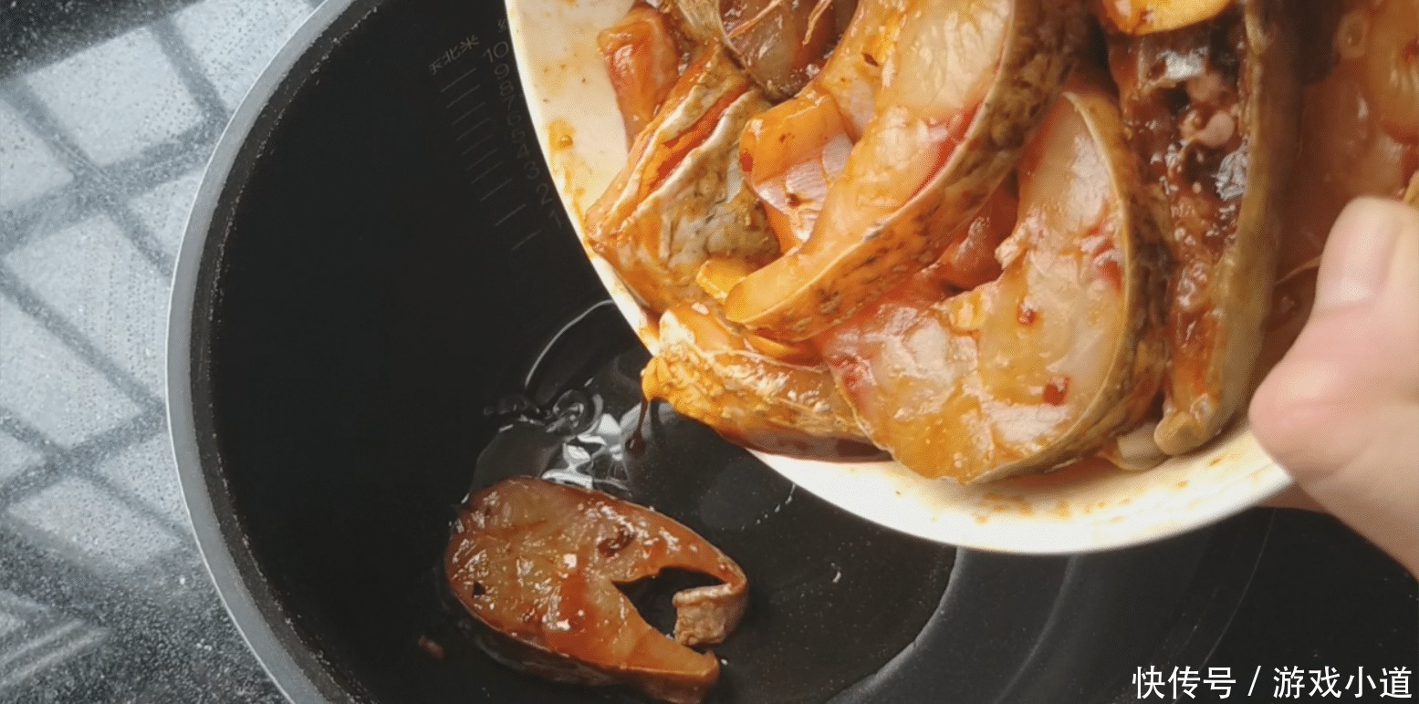 一滴水|3斤草鱼这样做吃着真过瘾,不煎不炸不加一滴水,嫩滑好吃无腥味