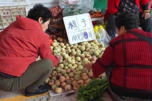 识货|50岁大叔街头卖“它”,10元8斤,无人识货,我看一眼全买了