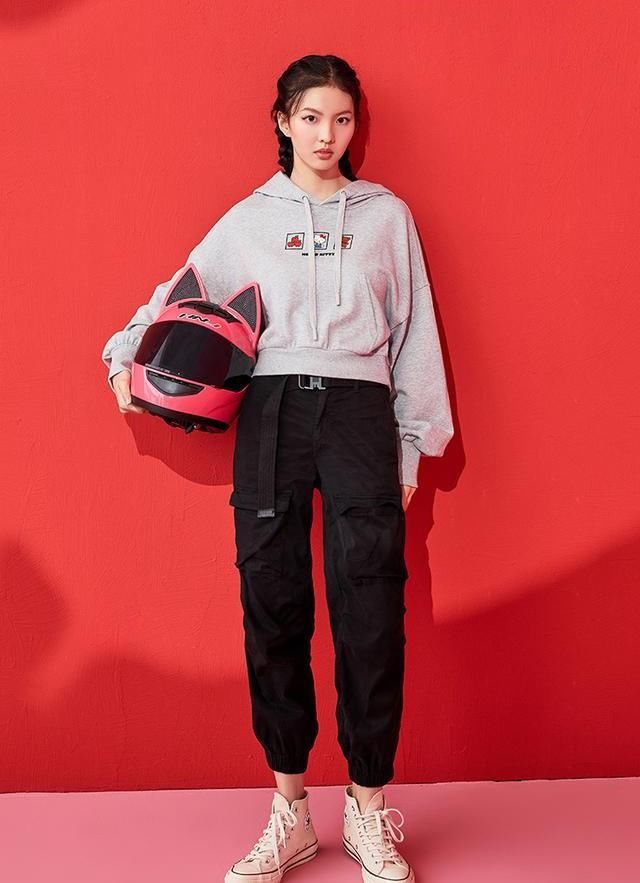  卫衣|喜欢穿“卫衣”的女生：建议避开7个穿搭误区，不然臃肿又显廉价