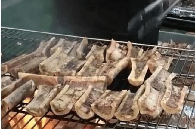 游客|夜市“天价”烧烤,1根骨头20元,游客都说贵,吃货不买别碍事