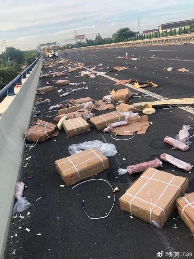  张先生|货车遭遇事故，7吨猪肉被村民疯抢，车主苦苦哀求也没用....