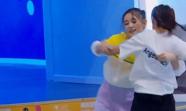  温暖|撕名牌大战，蓝队全军覆没，而angelababy表现勇敢而温暖