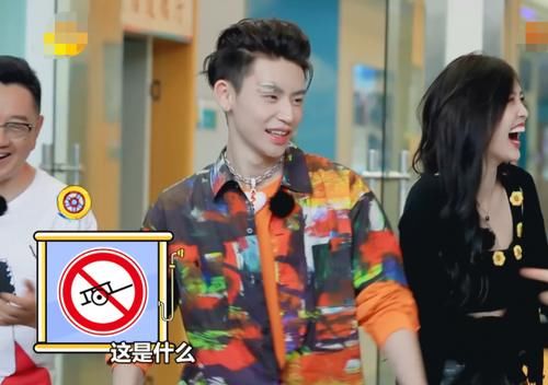  爆笑|周深答不上题，为了不冷场随口说了四个字，引发全场爆笑