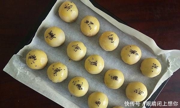  幸福|蛋黄酥，一口都是幸福！
