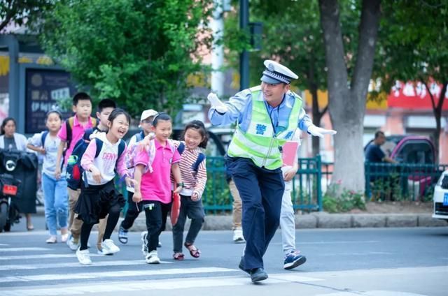  侍东亮|12张小学毕业照c位都是他！“奔跑哥”在50米的岗位上跑1500公里