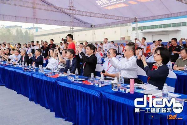 新品|“七剑下天山”丨柳工路机七款新品燃爆20周年庆典现场