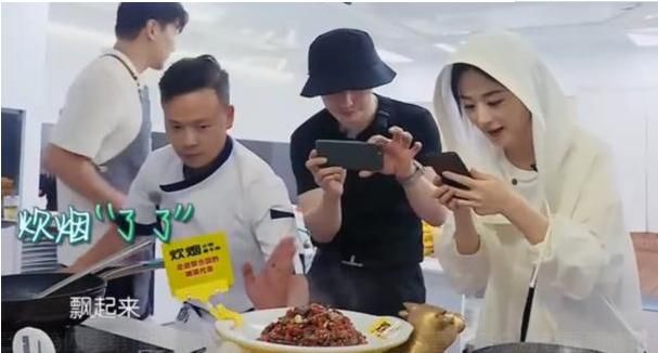  细节|赵丽颖中餐厅首秀，暴露了3个小细节，网友：一看就是贤妻良母