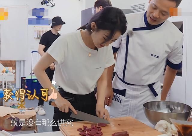 脸部|赵丽颖节目秀刀工认真切肉,镜头特写她的脸部,这鼻子我没看错吧