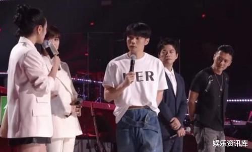  不少网友|《好声音》发布会惹争议：华少被换，主持人惹众怒，李健拒绝换位置