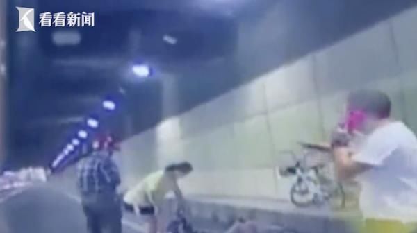  身影|暴雨后女子摔倒地道里!绝望时，三个身影出现...