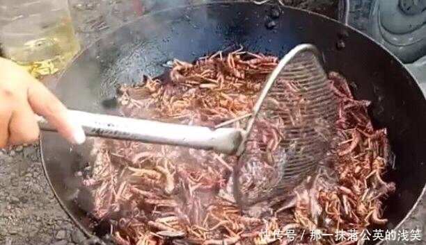 小吃|女子路边卖小吃,每天生意都不好,得到老公指点后,生意兴隆