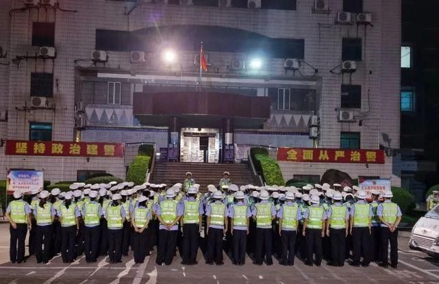 派出所|点赞！文地派出所连续两晚组织民警对文地的酒吧、宾馆、足浴等进行夜巡....