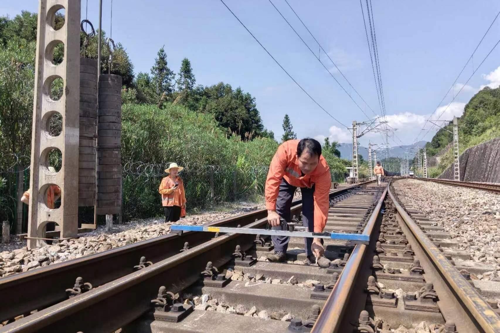 邱平生：退伍不褪色 逐梦铁路橙