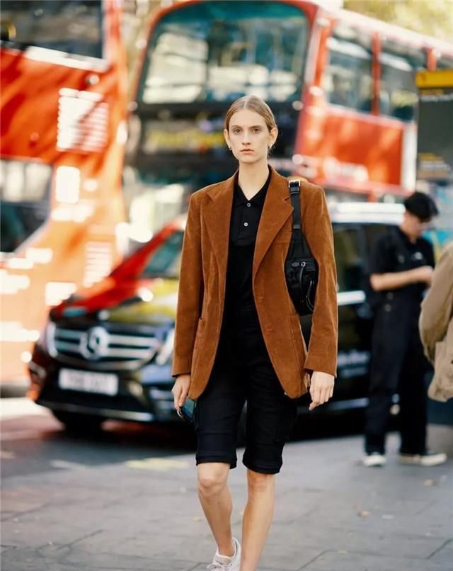  西装|买什么西装不容易过时？这“5个”款式很经典，时髦洋气又百搭