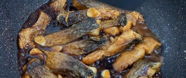 懒人|入秋后要多吃鱼,教你懒人做法,用料简单味道足,出锅连汁都不剩