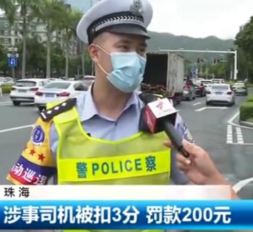  辆奔驰汽车|救护车被奔驰堵十几秒，病人心脏骤停，护士无奈下车敲窗提醒