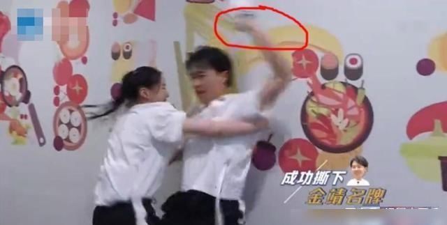  老人|两个《奔跑吧》年轻人“残忍欺负”一个老人