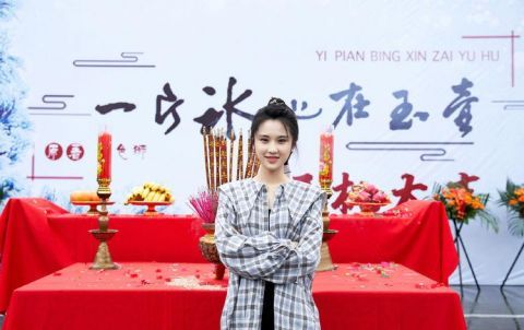 哪吒|张慧雯也太可爱了,穿凯蒂猫针织衫绑哪吒头,27岁呆萌又俏皮