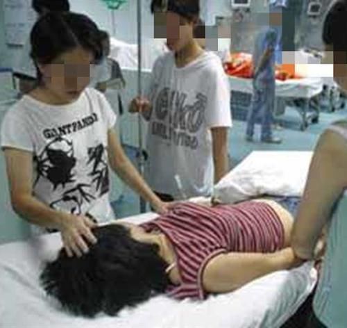  深夜|19岁女孩深夜被送急诊，双腿发软，医生询问后，男友说出一个秘密