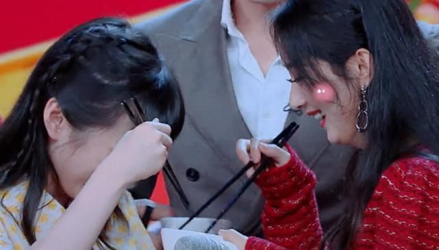  粉丝|赵丽颖看到卤肉，立马拿碗盛，看到她给谁吃了？粉丝直呼羡慕