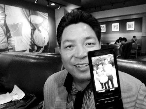 女子|何荣锋：年少差点饿死街头，一女子给他30块，如今他用百万来报答