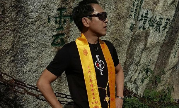  英雄|令狐冲扮演者吕颂贤时隔24年再登华山，英雄迟暮的样子让人心疼