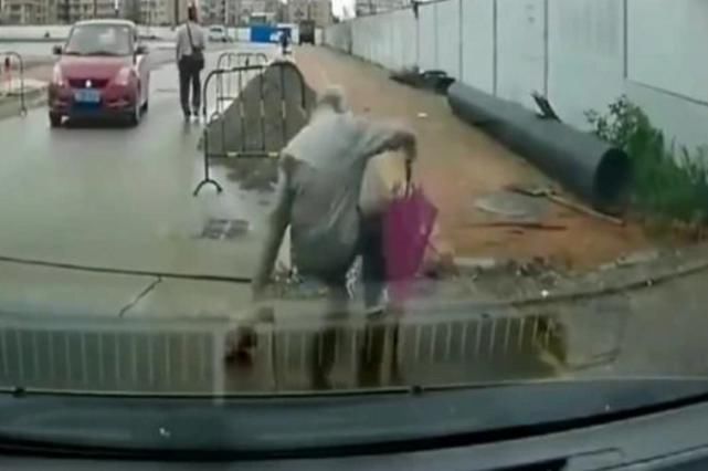  车前|老人在车前摔倒，后车怕被讹立马倒车，老人子女：你良心不痛？