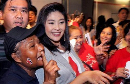 国外|3年前,泰国女总理英拉独自逃往国外,泰国是怎么对待她家人的?